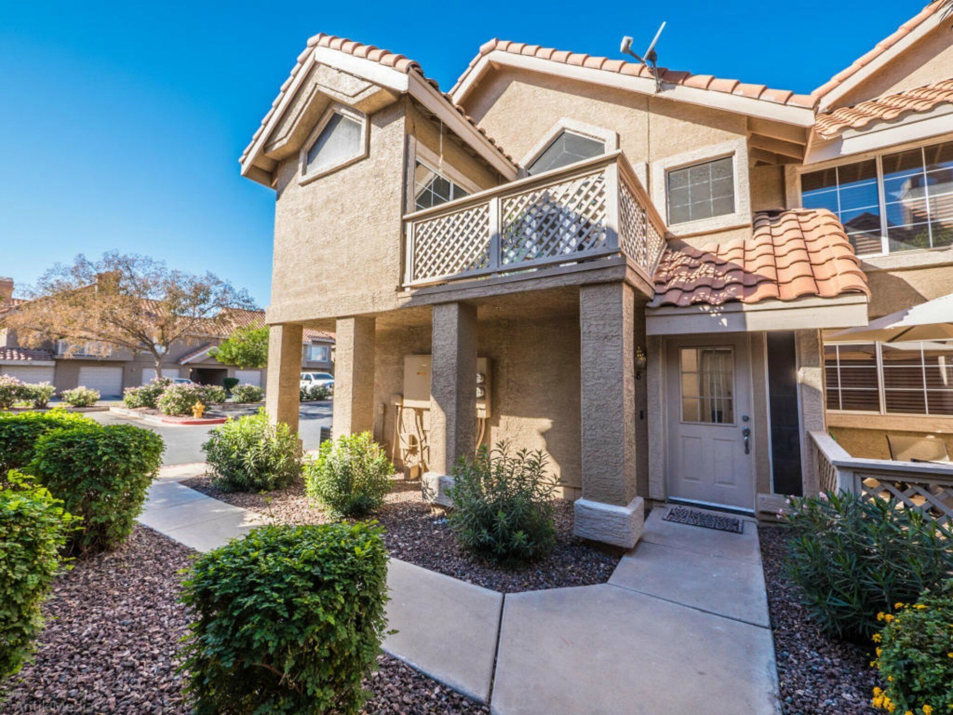 Val Vista Lakes full 2 bedroom Condo, Beach Club Access with great Tennis courts