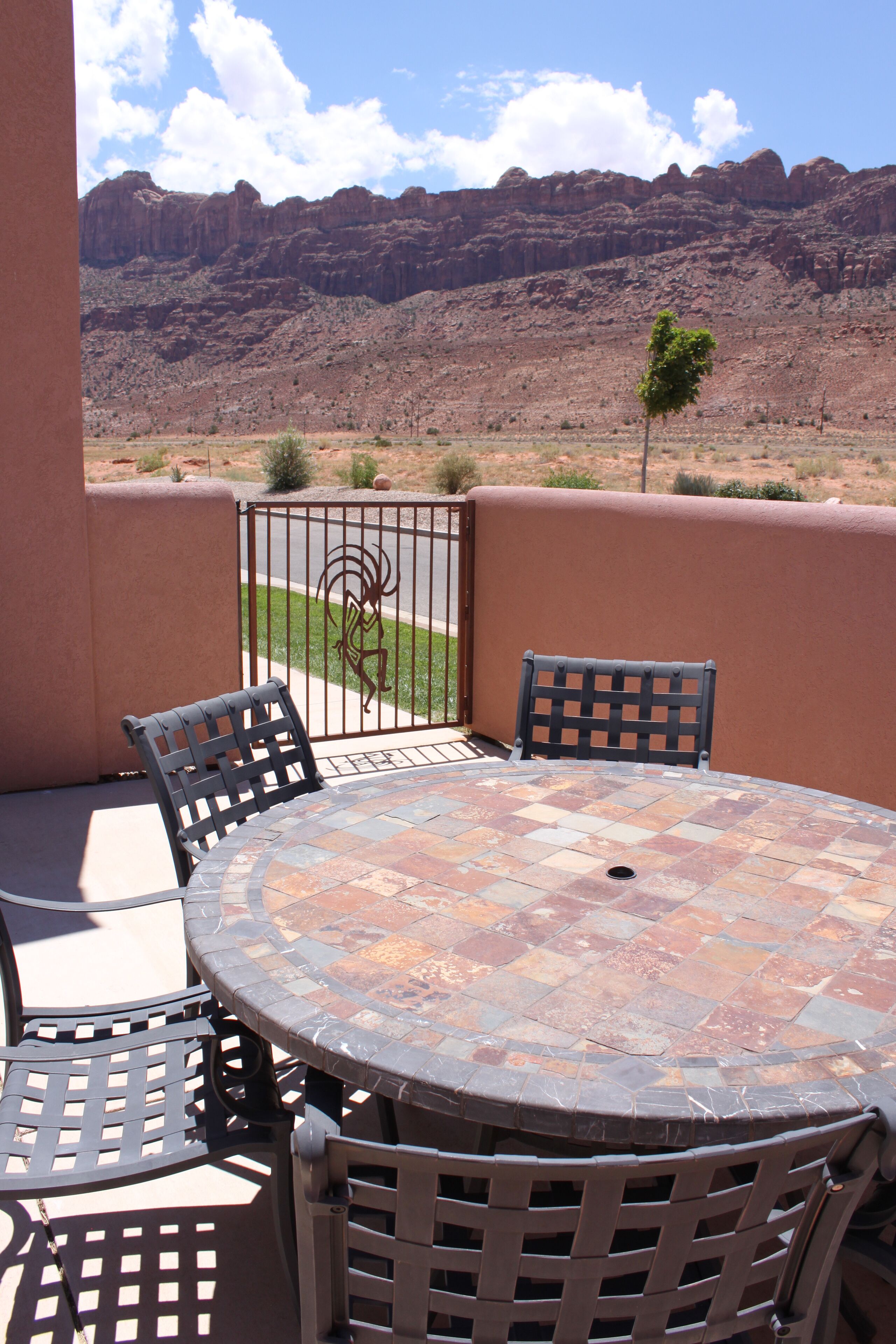 Outdoor cocktails are a pleasure with Rim & La Sal Mountain views & stargazing.