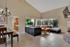 Fernseher, Kamin, Arbeitsbereiche