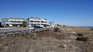 Un hôtel situé en bord de mer, doté de nombreux balcons, d’un parking et offrant une vue sur l’océan.