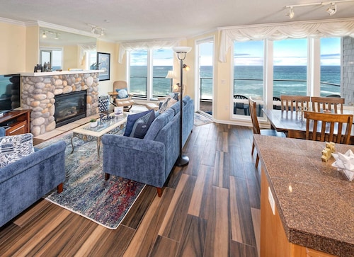 Oceanfront, Whale Watching, Pool - Whale Watch