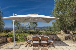 Outdoor dining - Traditional Tuscan farmhouse with stunning views & air conditioning (Siena)