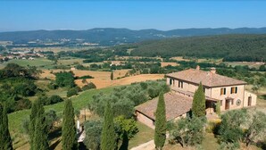 A rural house with a tiled roof, surrounded by olive trees and fields. - Traditional Tuscan farmhouse with stunning views & air conditioning (Siena)