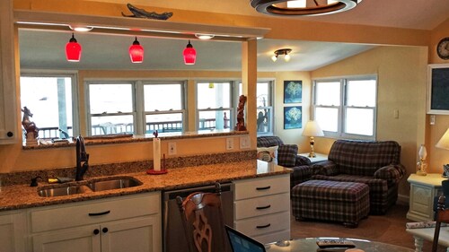 Spacious Riverfront Perch/Easy Access to St.Charles less than 1 Hr to St. Louis