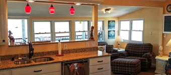 Spacious Riverfront Perch/Easy Access to St.Charles less than 1 Hr to St. Louis