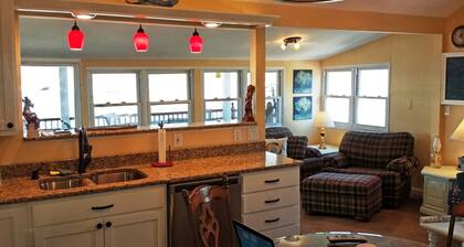 Spacious Riverfront Perch/Easy Access to St.Charles less than 1 Hr to St. Louis