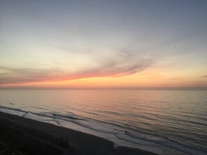 On the beach - Brand New Reno! OF, End Unit, King bed, Quartz Counters, Shaker Cabinets (Myrtle Beach)