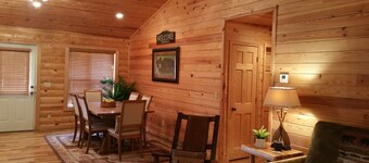 Hermosa casa estilo cabaña retrocediendo en el río Blanco!