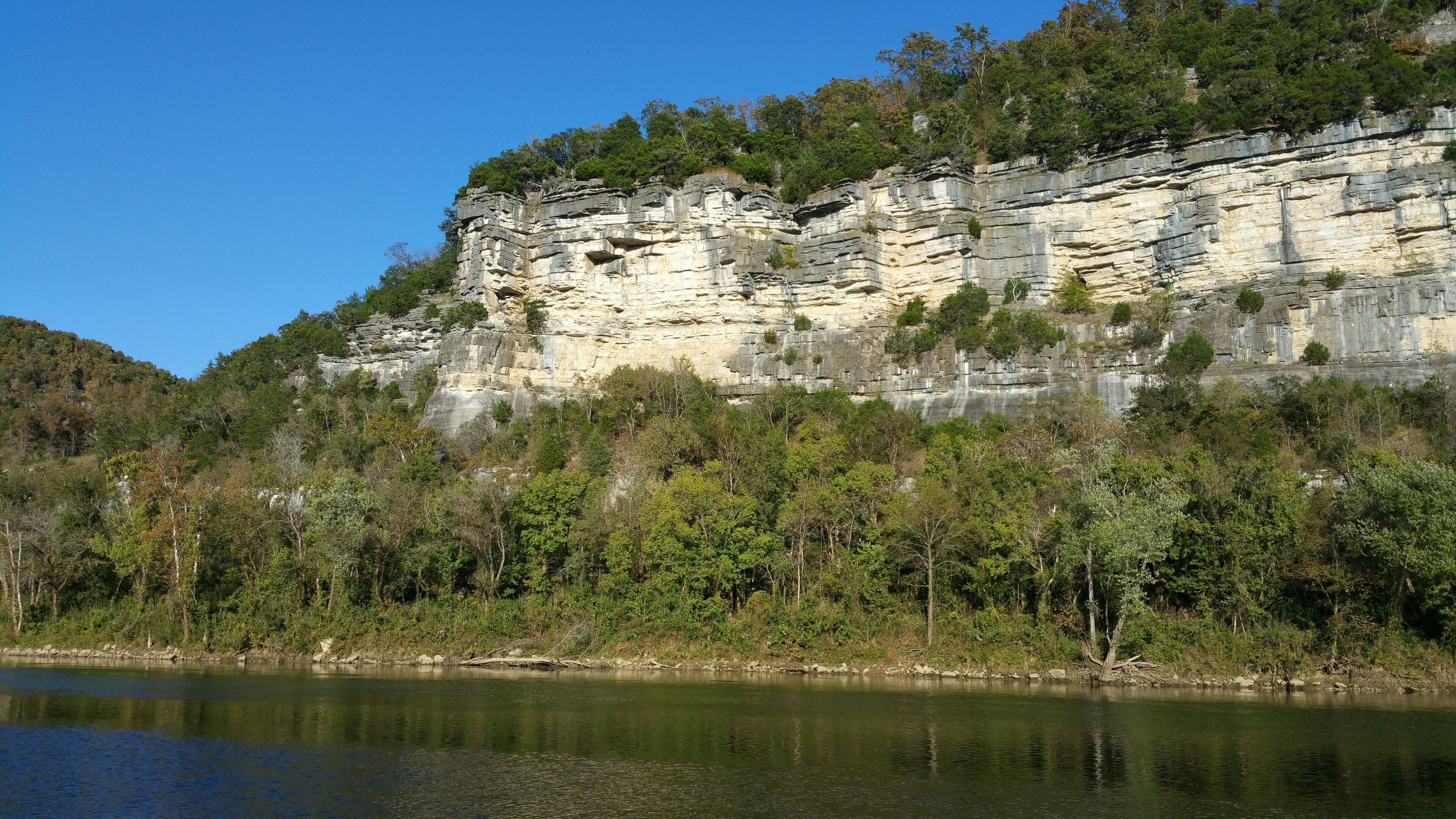 Beautiful cabin style home backing up on the White River!, Mountain View, AR Vacation Rental