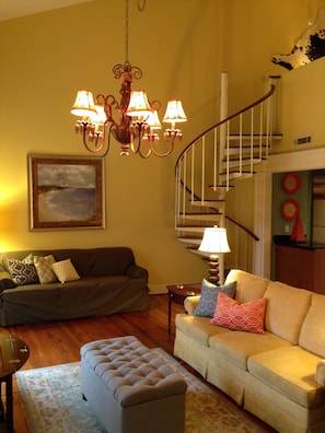 Smart TV - Downtown 195 East Bay Street: Heart of Downtown Free Garage Parking... (Charleston)