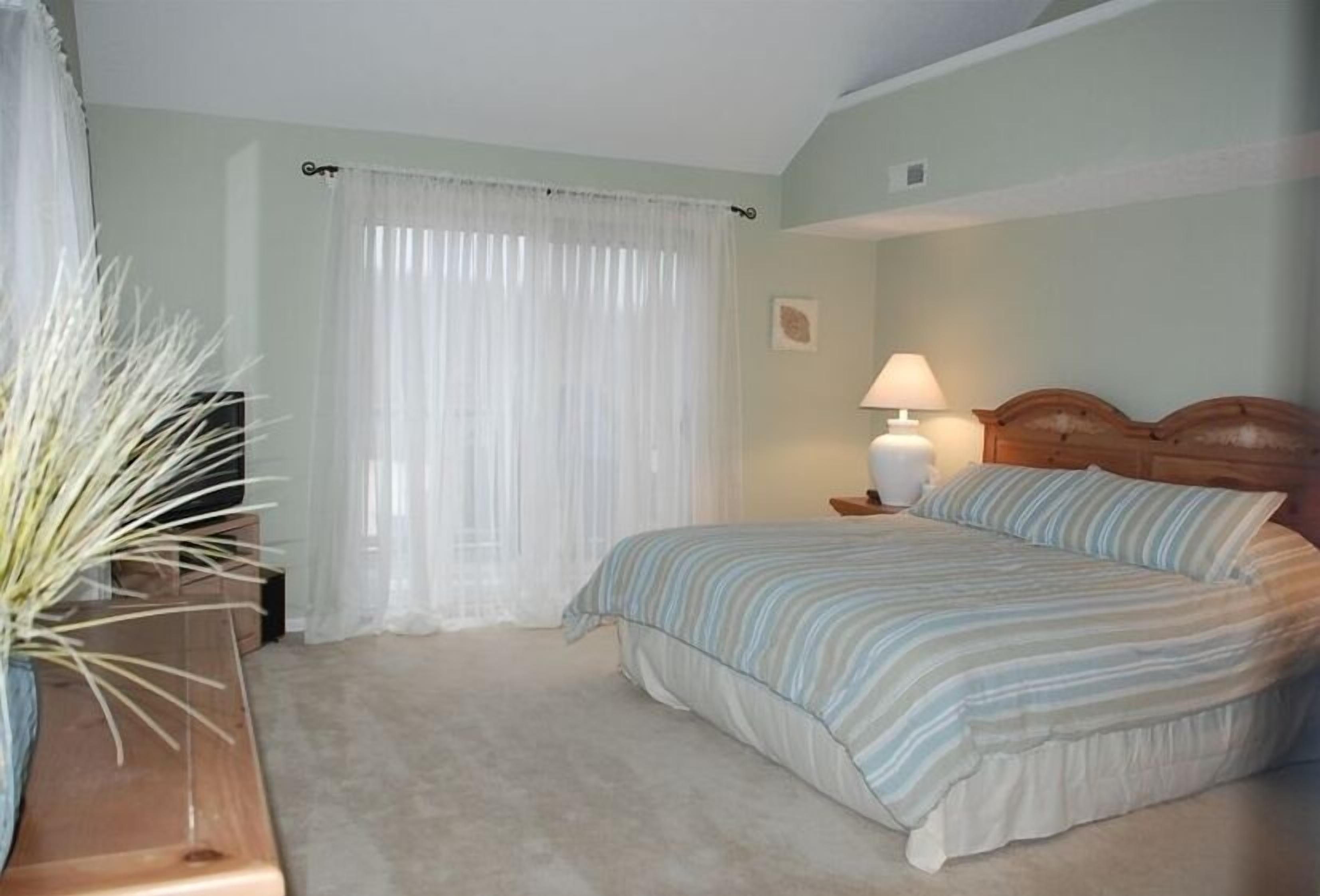 LIVE, LAUGH, LOVE Family Condo - Ask about our FREE BOAT SLIP special !!