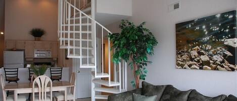 Una televisión, una chimenea, un reproductor de DVD, libros