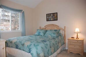 4 bedrooms, iron/ironing board, travel cot, WiFi - LIVE, LAUGH, LOVE Family Condo - Ask about our FREE BOAT SLIP special !! (Osage Beach)