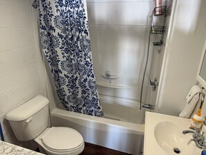 Kombinert dusj/badekar, håndklær, såpe og toalettpapir