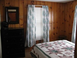 4 bedrooms, desk, iron/ironing board, free WiFi