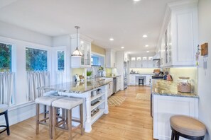 Fridge, microwave, oven, stovetop - Coastal Get-Away Where Summer Never Ends! (Oceanside)