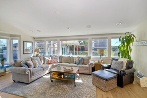 Smart TV, fireplace, video games, DVD player - Coastal Get-Away Where Summer Never Ends! (Oceanside)