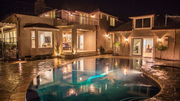 Une piscine offrant une vue dégagée sur la maison et ses abords.