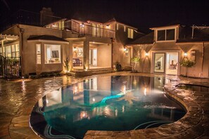 Une piscine offrant une vue dégagée sur la maison et ses abords.