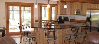Golf Course/Lodge Style/large/clean/comfortable/5 BR