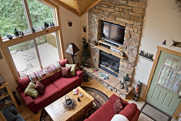 Smart-tv, eldstad, dvd-spelare och bordsfotboll