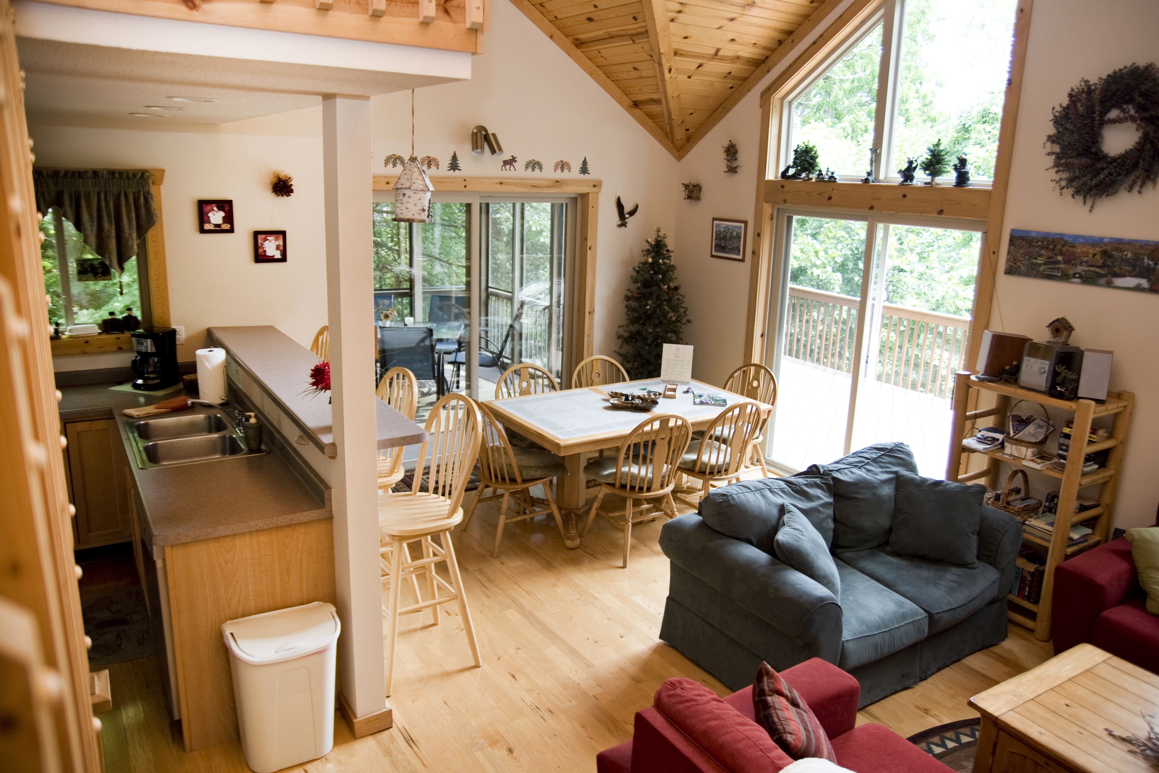 3 Bed / 3 Bath with a hot tub, game room and a great location!