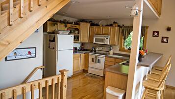 Een koelkast, een magnetron, een oven, een kookplaat