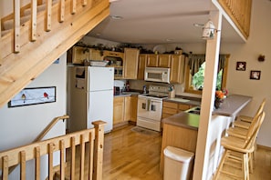 Kylskåp, mikrovågsugn, ugn och spishäll