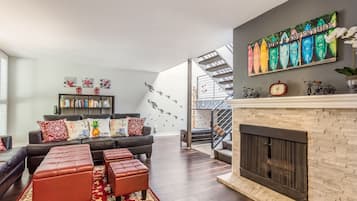 تلفزيون ذكي، مدفأة، ألعاب فيديو، مشغل دي في دي