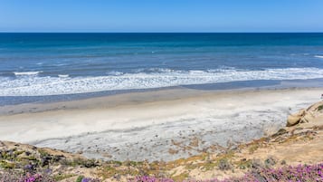 Accommodatie ligt op het strand, ligstoelen, strandlakens
