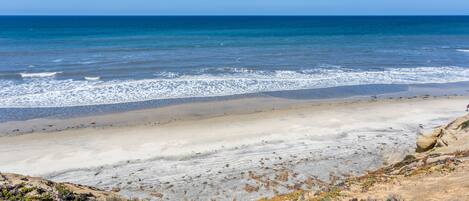 På stranden, solsenger og strandhåndklær