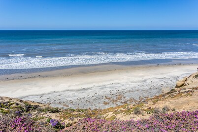 ¡NUEVO LISTADO! Casa de playa espaciosa recientemente renovada