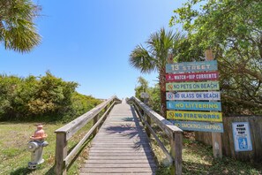 Property grounds - Perfect location, Ocean views - Discounted Fall Rates! (Tybee Island)