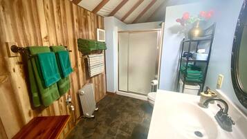 Douche, sĂšche-cheveux, serviettes fournies, savon