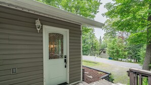 A house with a white door and a small porch. - 4 Season Cottage at Lake Vernon - Perfect for families! (Huntsville)