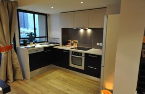 Réfrigérateur, micro-ondes, four, plaque de cuisson