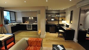 Een modern appartement met keuken, eetgedeelte en woonkamer.