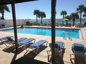 Alberca al aire libre y alberca climatizada