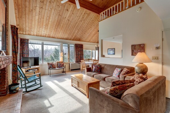 Televisión y chimenea 