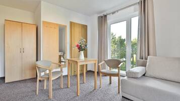 19-cm flat-screen TV with digital channels, TV