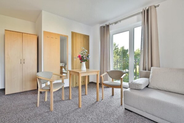 19-cm flat-screen TV with digital channels, TV