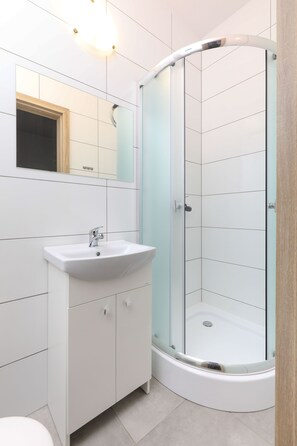 Basic Double or Twin Room, 2 Double Beds | Bathroom | Shower, towels