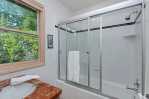 Duschwanne, Whirlpool, Haartrockner, Handtücher