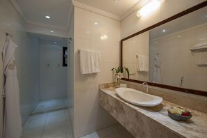 スタンダード ダブルルーム | バスルーム | シャワー、バスアメニティ (無料)、ヘアドライヤー、ビデ