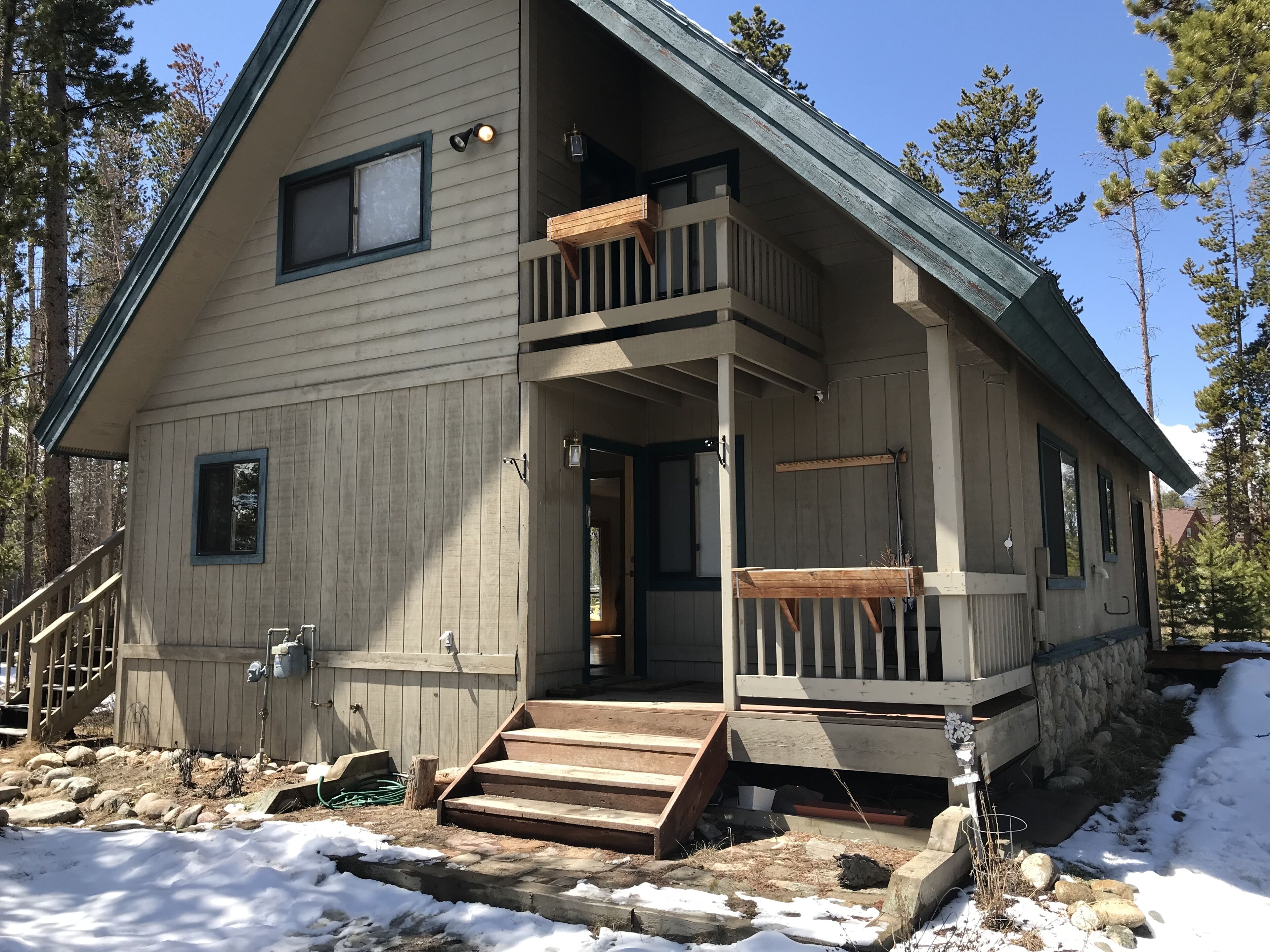 Quiet, cozy Mountain home, close to town, skiing and biking!
