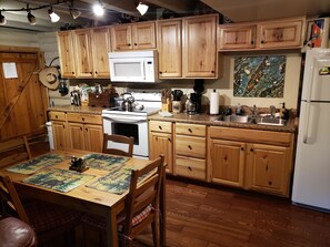 Fridge, microwave, oven, stovetop - The Veranda Log Cabin (Zirconia)