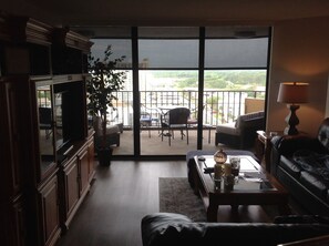 Fernseher, DVD-Player, Tischfußball, Tischtennisplatte