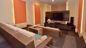 A modern living room with a sofa, coffee table, and TV stand. - 4966sf Penthouse Great Ocean Views +25% Off Golf (Los Cabos, Cabo San Lucas Centro)