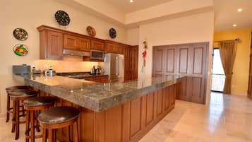 KĂŒhlschrank, Mikrowelle, Ofen, Herdplatte