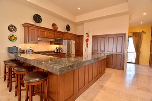 Fridge, microwave, oven, stovetop - 4966sf Penthouse Great Ocean Views +25% Off Golf (Los Cabos, Cabo San Lucas Centro)